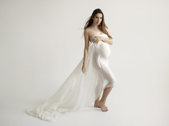 minimalistická fotografie těhotné ženy v bílém šátku na portrétním těhotenském focení v ateliéru v Praze 8